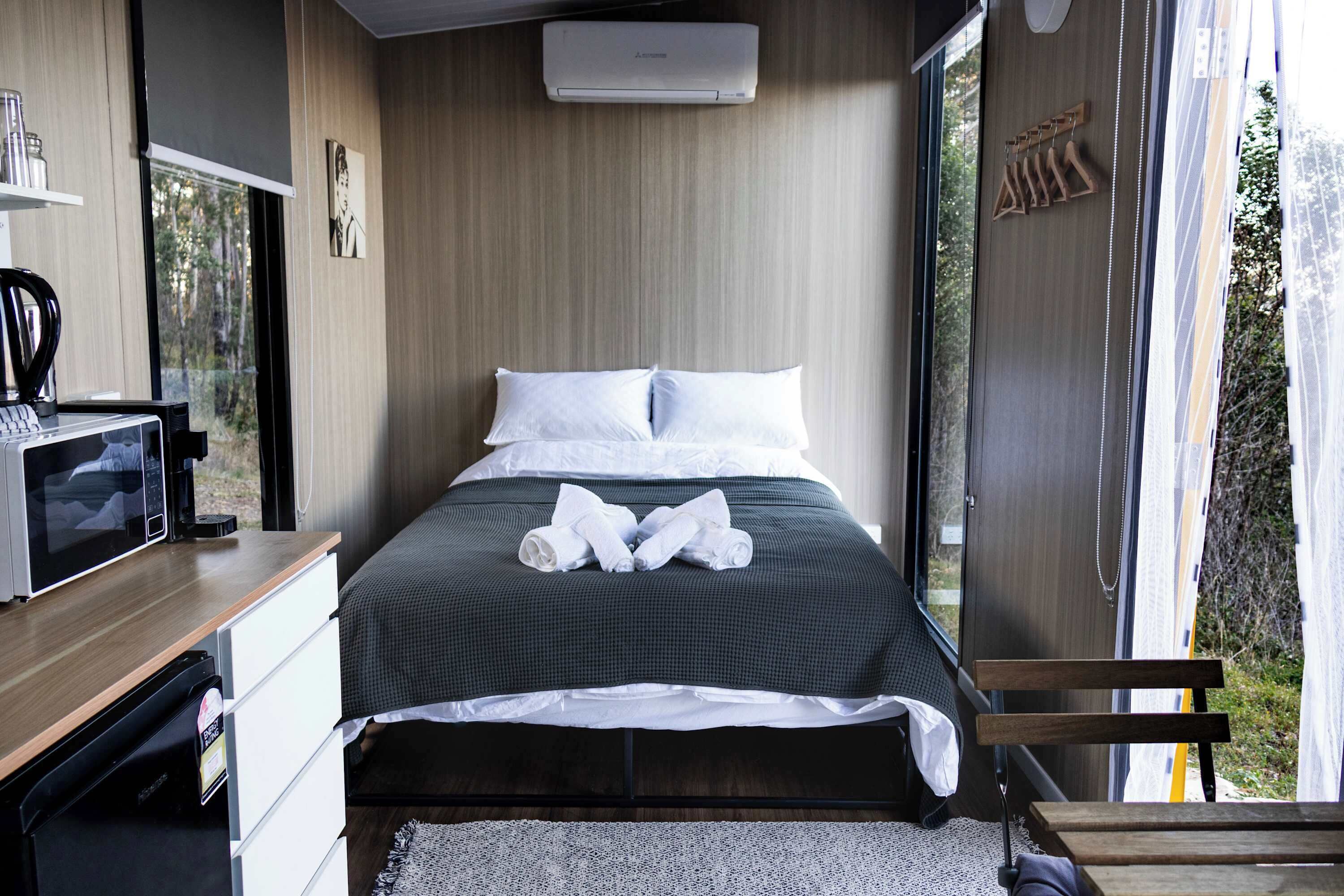 1 bedroom, bed sheets