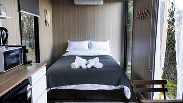 1 bedroom, bed sheets