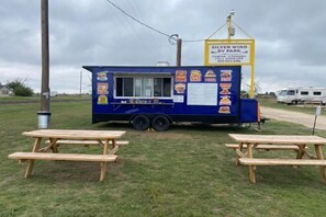 Outdoor dining - Silver Wind RV Park and Cabins (Silverton)