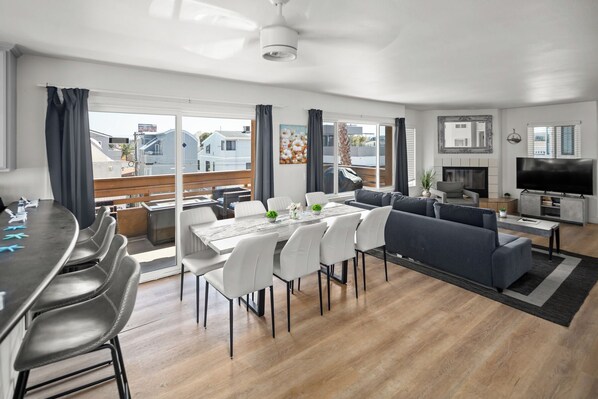 Interior - LOCATION AND VALUE! 10 Bedrooms, 6 Bathrooms, 5 Parking Spots, With Water Views (San Diego)