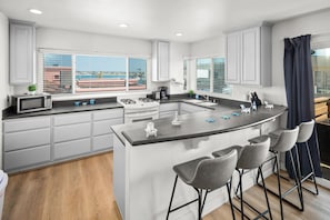 Coffee/tea maker, fridge, microwave, oven - LOCATION AND VALUE! 10 Bedrooms, 6 Bathrooms, 5 Parking Spots, With Water Views (San Diego)