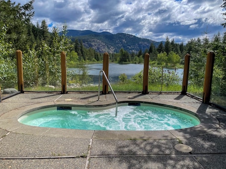 Pool. Jack and Elsie's Creekside Hideaway in Mazama