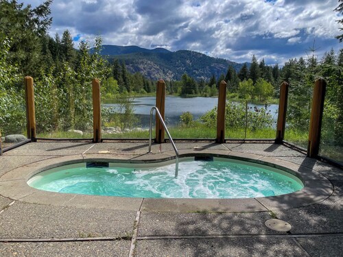 Jack and Elsie's Creekside Hideaway in Mazama