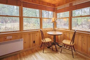 Dining - Jack and Elsie's Creekside Hideaway in Mazama (Mazama)
