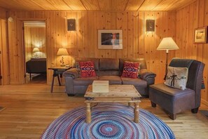 TV, fireplace - Jack and Elsie's Creekside Hideaway in Mazama (Mazama)