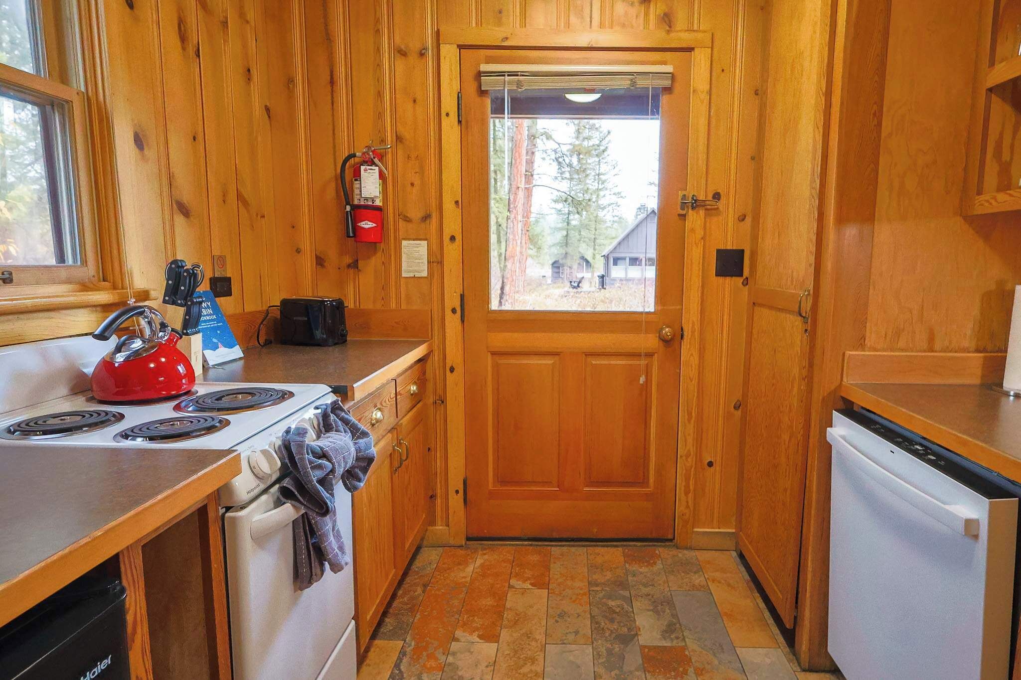 Kjøleskap, mikrobølgeovn, oppvaskmaskin og kaffetrakter/tekoker