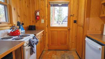 Kjøleskap, mikrobølgeovn, oppvaskmaskin og kaffetrakter/tekoker