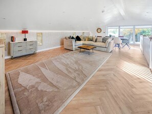 TV - 4 bedroom accommodation in Falmouth (Falmouth)