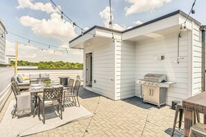 Rooftop grill, dining table, and lounge seating with a wide-open sky mean you control the scene for pre-game cookouts or post-concert wind-downs all day long - Fall weekend getaway: rooftop deck home sleeps 12 near downtown Nashville (Nashville)