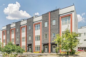 Exterior - Fall getaway: rooftop fire pit, grill & 4BR sleeps 12 in Nashville (Nashville)