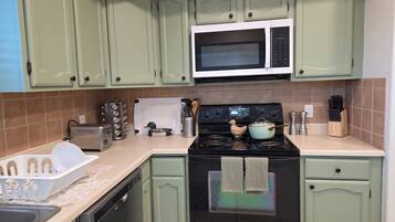 Mikrovågsugn, ugn, spishäll och diskmaskin