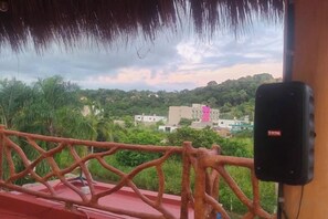 Un balcón con vistas a un paisaje verde y edificios.