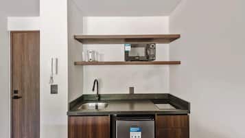 Een koelkast, een magnetron, een kookplaat