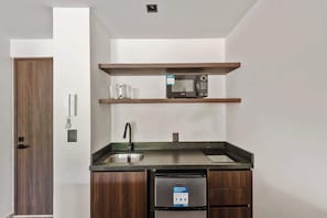 Een koelkast, een magnetron, een kookplaat