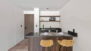 Réfrigérateur, micro-ondes, plaque de cuisson, cafetiÚre/bouilloire