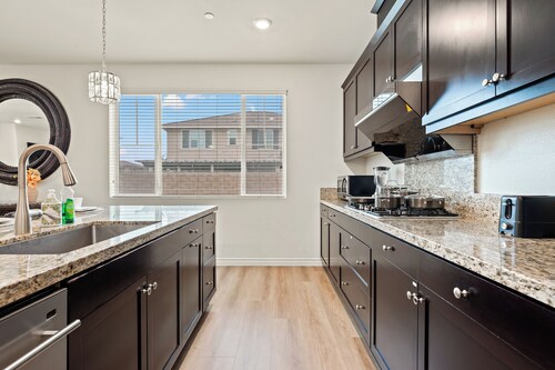 3000ft Airport ConferenceCenter/3 TVS/5BR/3BA