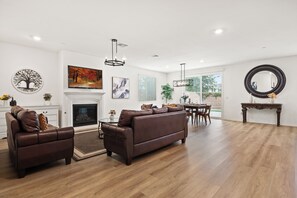 TV, table football - 3000ft Airport ConferenceCenter/3 TVS/5BR/3BA (Ontario)
