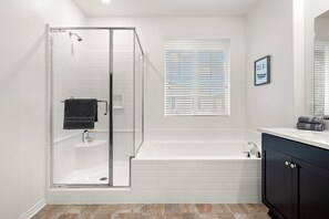 Dusche, Haartrockner, Bidet, Handtücher