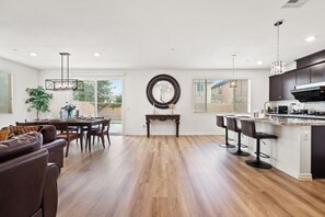 Interior - 3000ft Airport ConferenceCenter/3 TVS/5BR/3BA (Ontario)