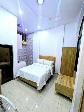 Deluxe Studio Suite | Premium bedding, pillowtop beds, desk, laptop workspace - Frenezia Boutique Apart-Hotel (Lagos)