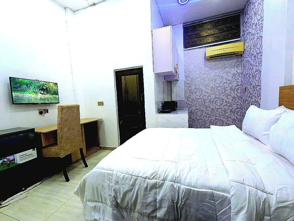 고급 침구, 필로우탑 침대, 책상, 노트북 작업 공간