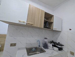 Fridge, microwave, cookware/dishes/utensils - Frenezia Boutique Apart-Hotel (Lagos)