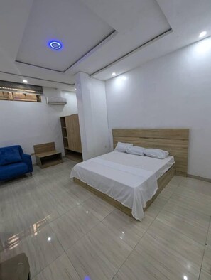 Desk, laptop workspace, soundproofing, iron/ironing board - Frenezia Boutique Apart-Hotel (Lagos)