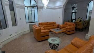 Deluxe Studio Suite | Living area