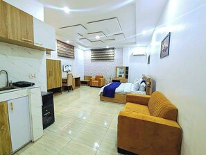 Deluxe Studio Suite | Living area | 40-inch Smart TV with cable channels - Frenezia Boutique Apart-Hotel (Lagos)