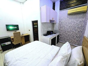 Deluxe Studio Suite | Premium bedding, pillowtop beds, desk, laptop workspace - Frenezia Boutique Apart-Hotel (Lagos)