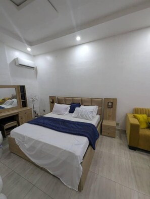 Ropa de cama de alta calidad, colchones con pillow-top y escritorio 