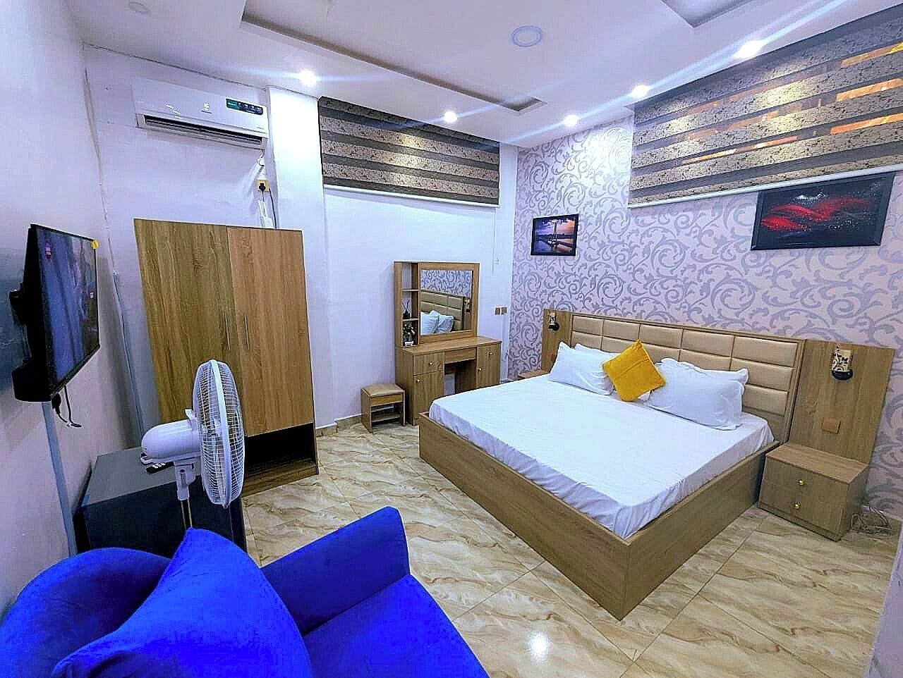 Deluxe Studio Suite | Premium bedding, pillowtop beds, desk, laptop workspace