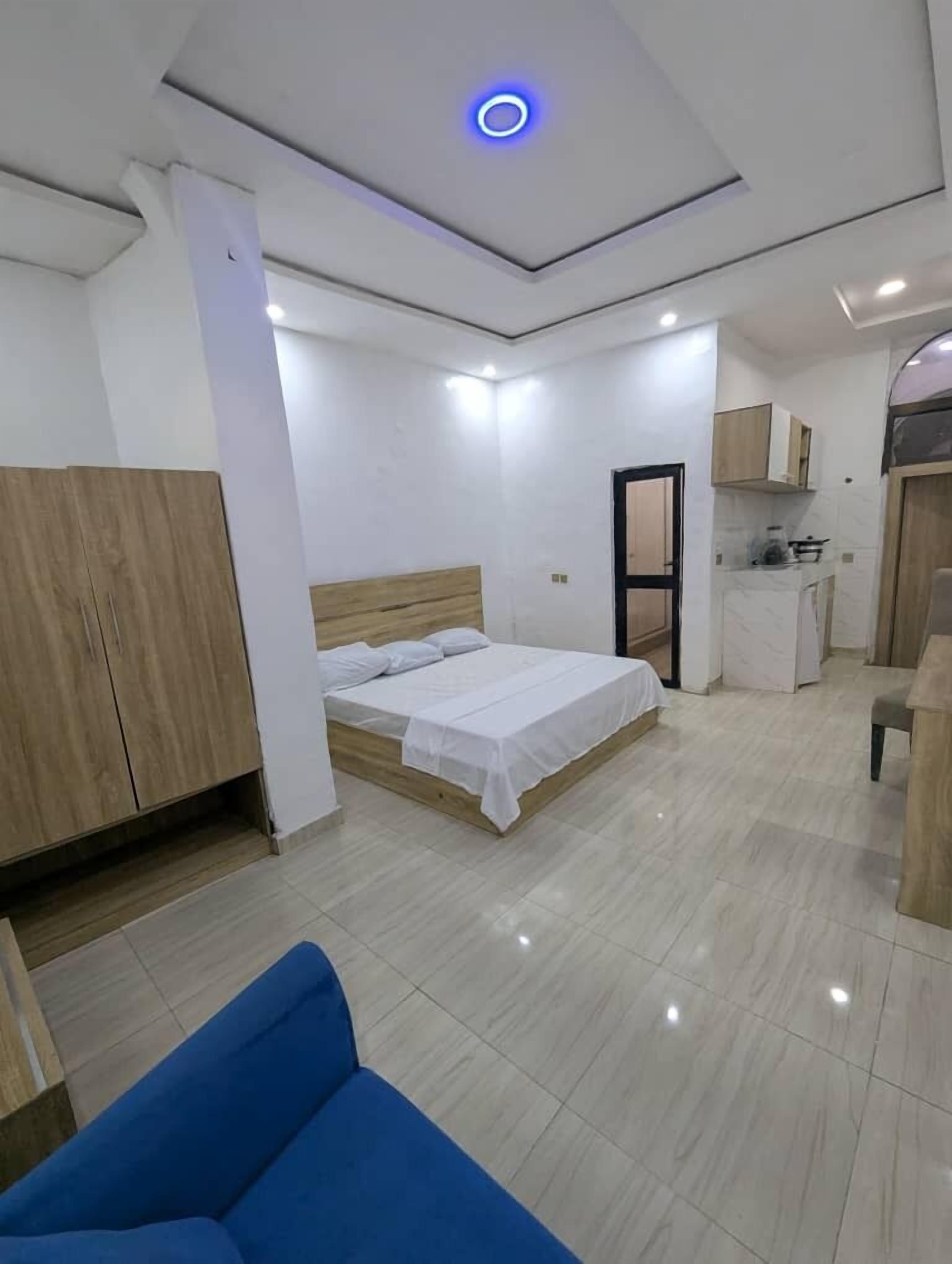 Schreibtisch, laptopgeeigneter Arbeitsplatz, schallisolierte Zimmer