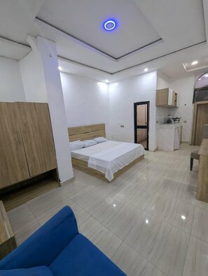 Una scrivania, postazione laptop, insonorizzazione, ferro/asse da stiro