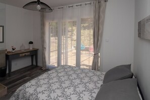 4 habitaciones, escritorio y tabla de planchar con plancha 