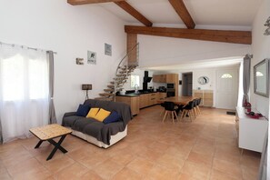 Smart TV - Villa la salamandre sleeps 10. Quiet, swimming pool, bowling green and private parking lot (La Verdière)