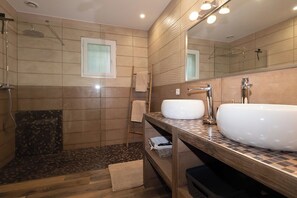 Shower, hair dryer, towels - Villa la salamandre sleeps 10. Quiet, swimming pool, bowling green and private parking lot (La Verdière)