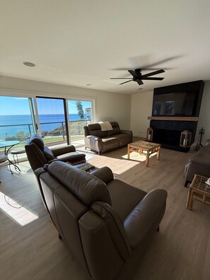 Una Smart TV, una chimenea, un reproductor estéreo