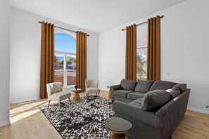 Living area - Sandia Escape - Modern Luxury Family Retreat 4bedroom in ABQ (Albuquerque)