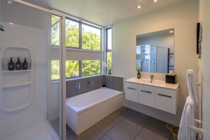Shower, hair dryer, towels, soap - Bellevue, Onetangi - Sea Views, Modern Comfort, and Relaxation (Waiheke Island)