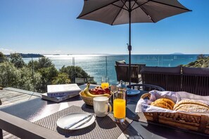 Outdoor dining - Bellevue, Onetangi - Sea Views, Modern Comfort, and Relaxation (Waiheke Island)
