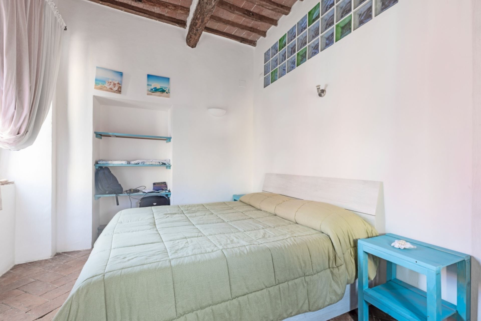 1 bedroom, bed sheets
