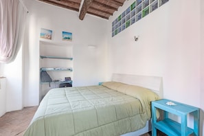 1 bedroom, bed sheets