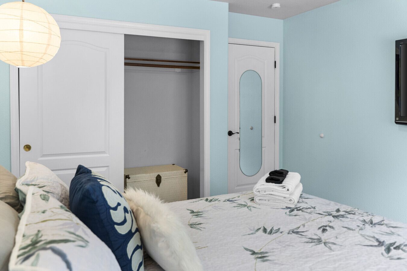 4 bedrooms, desk, WiFi, bed sheets
