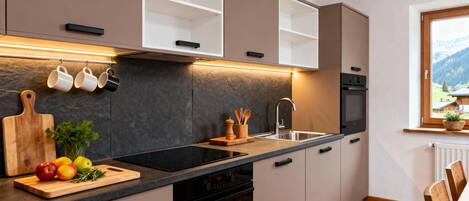 冷蔵庫、オーブン、コンロ、コーヒー / ティーメーカー