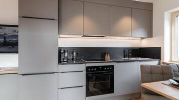 Fridge, oven, stovetop, dishwasher