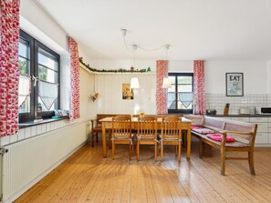 Dining - Holiday Home in Sauerland with Terrace (Schmallenberg - Menkhausen)