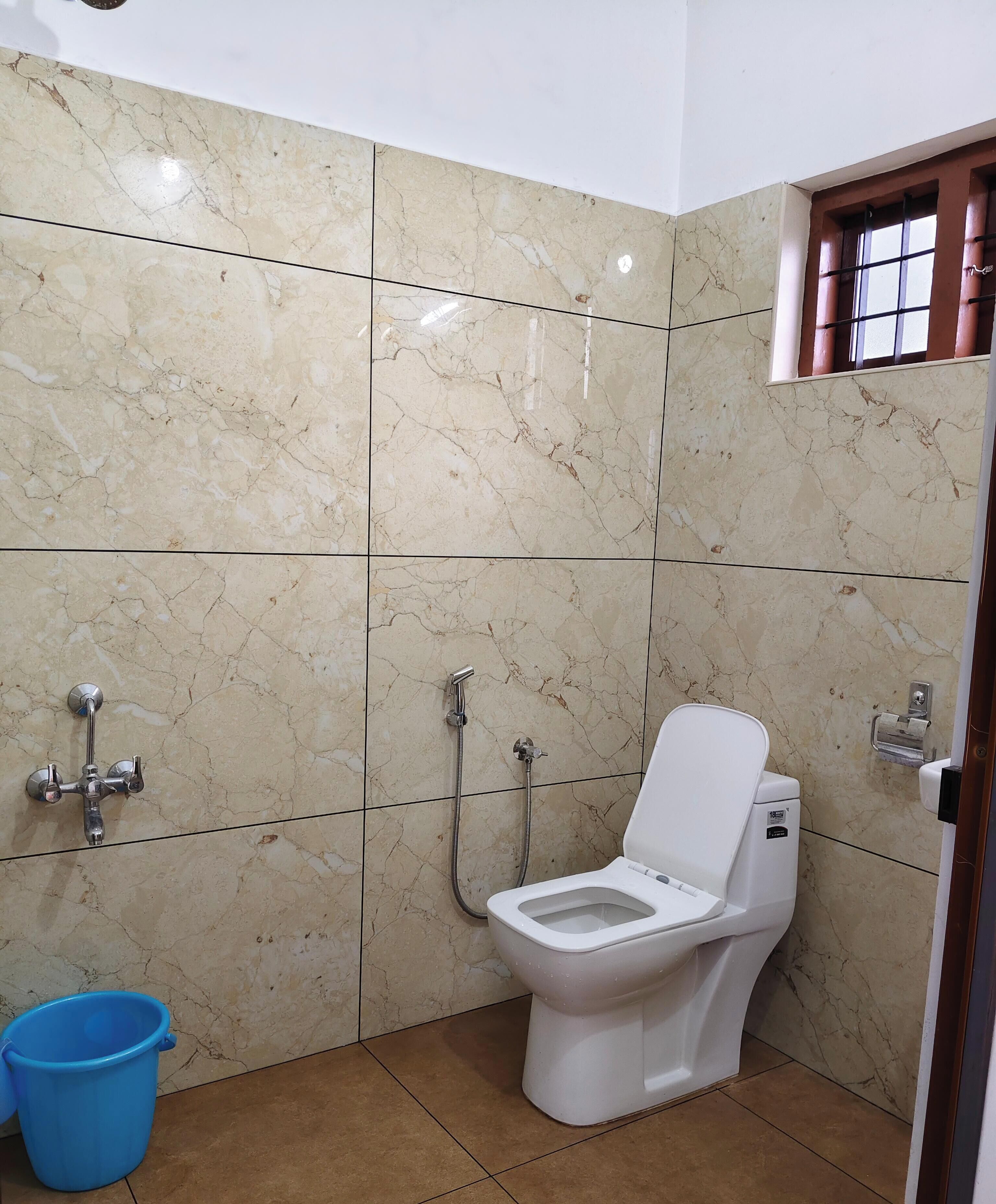 Ducha, bidé, toallas y jabón