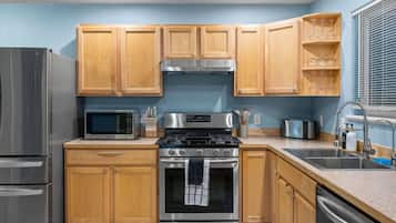 Een koelkast, een microgolfoven, een oven, een vaatwasser