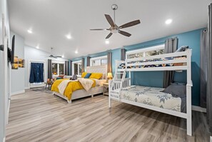 5 bedrooms, desk, iron/ironing board, travel cot - 5B5B Luxury Aurora Grand Retreat 2 King suites (Fairbanks)